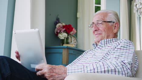 Un-Hombre-Mayor-Feliz-Usando-Una-Tableta-En-Casa