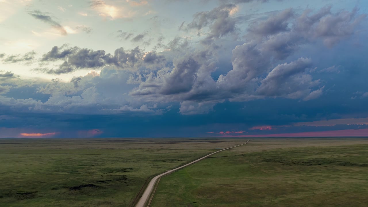 Nuvole temporalesche serene e cielo serale al tramonto, vista aerea 4K del paesaggio con drone