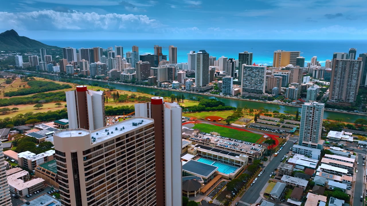 Volo sopra i grattacieli nello scenario di Honolulu. Vista panoramica sull'area di Waikiki separata dal canale Ala Wai. Hawaii, USA