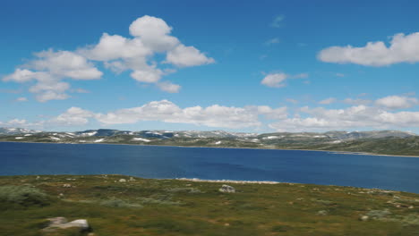 prachtig landschap van landelijk noorwegen uitzicht vanuit het raam van de bus 4k video