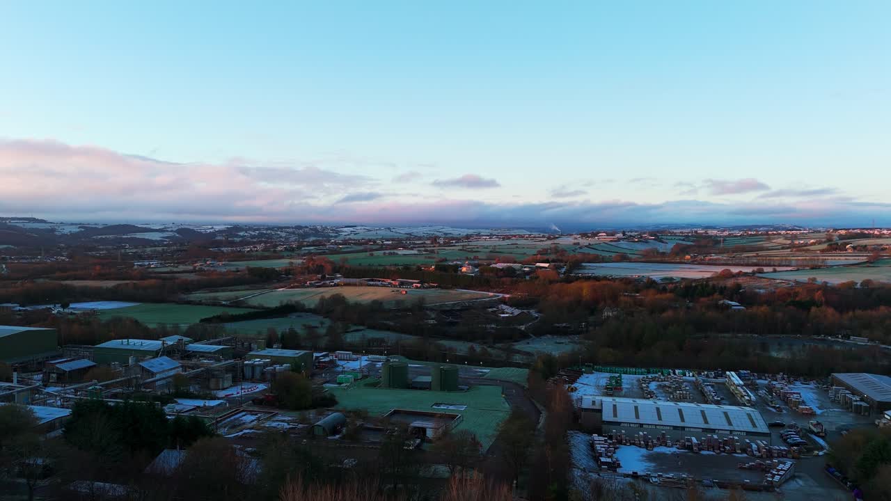 el amanecer en una mañana de invierno muy fría en yorkshire, reino unido