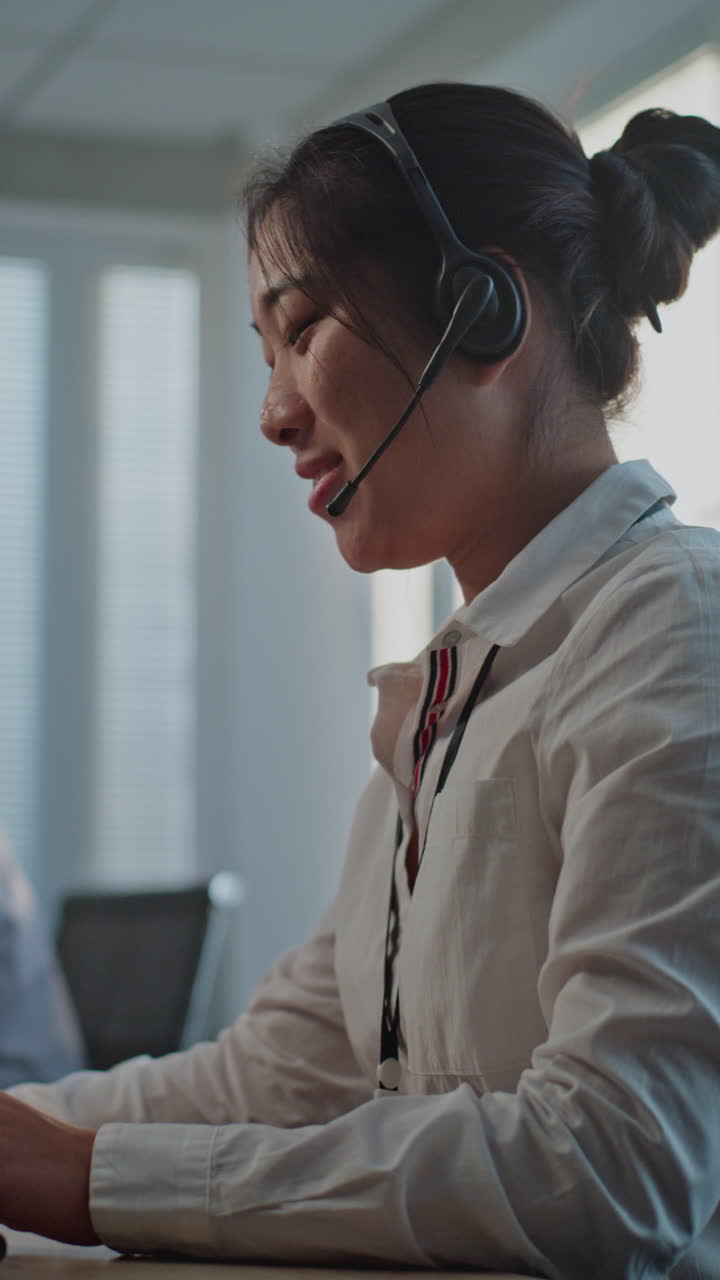 representante de servicio al cliente en una llamada