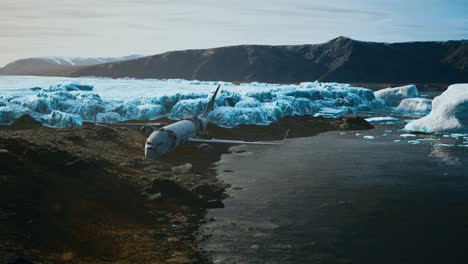 viejo avión roto en la playa de islandia