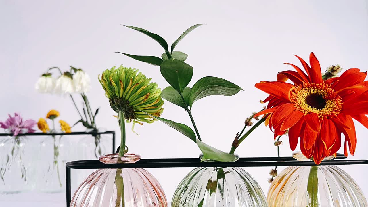 arreglo floral en jarrones de vidrio