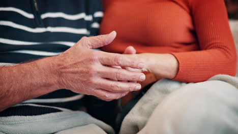 una pareja de ancianos tomados de la mano.