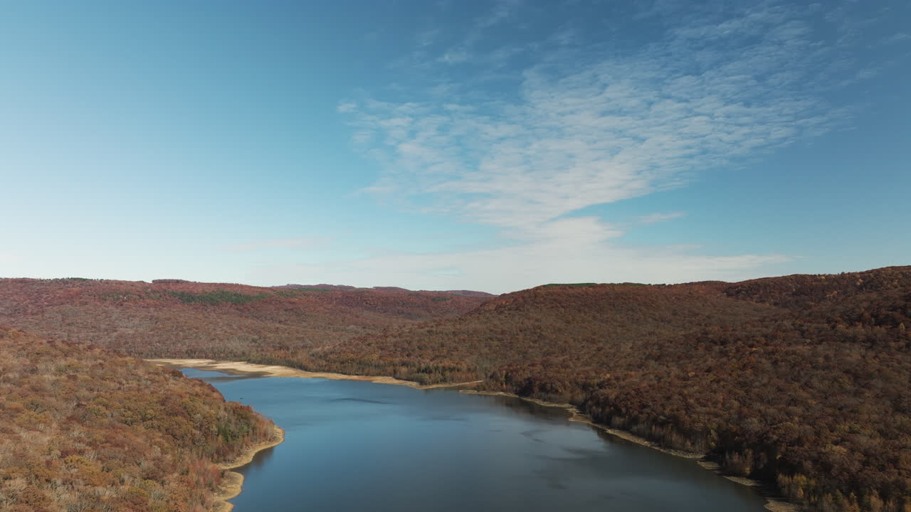 미국 아칸소 주 레이크 포트 스미스 주립 공원의 조용한 호수 풍경 - 항공 촬영
