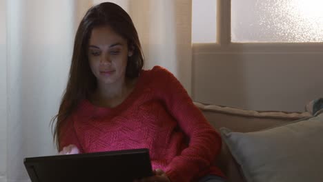 mujer caucásica usando una computadora portátil