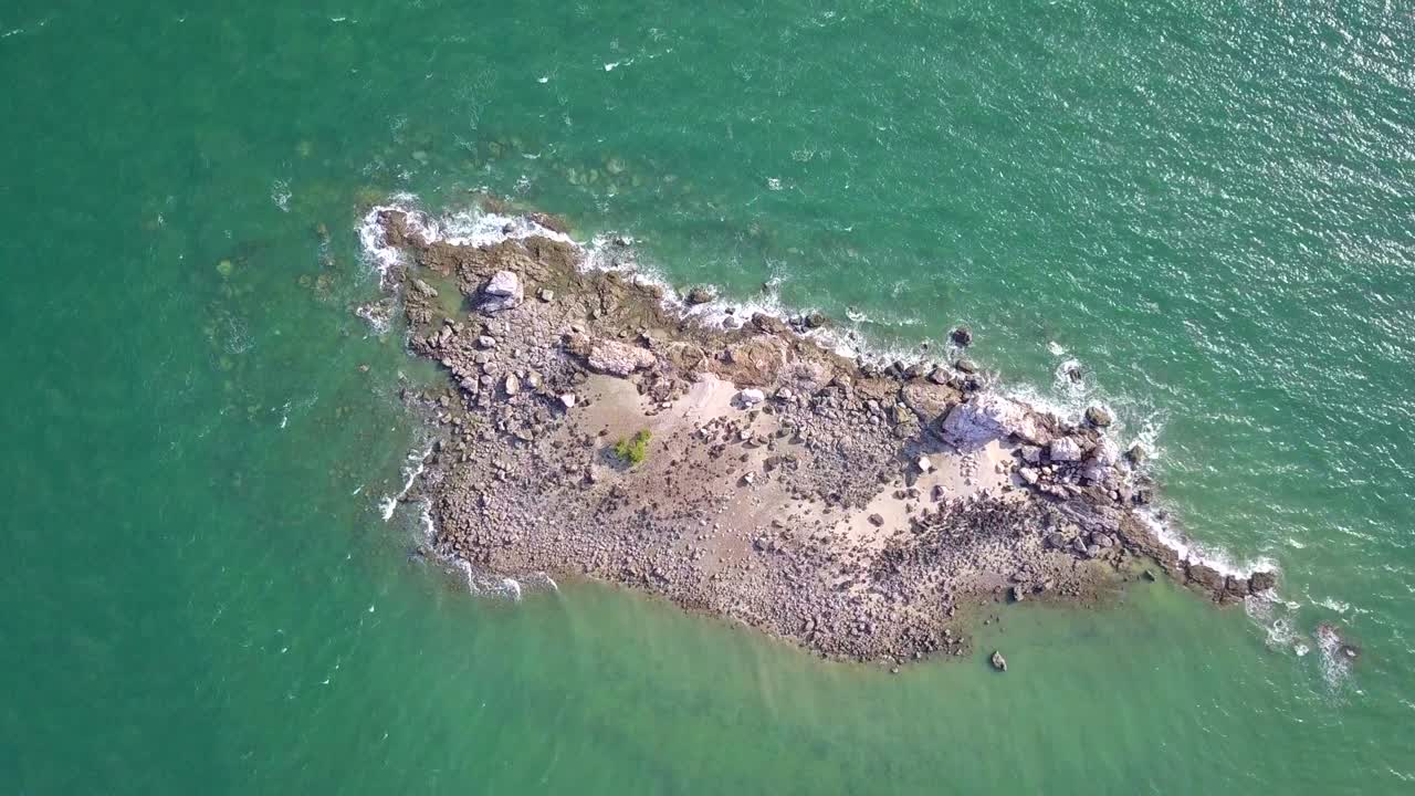 маленькие рифовые острова в море