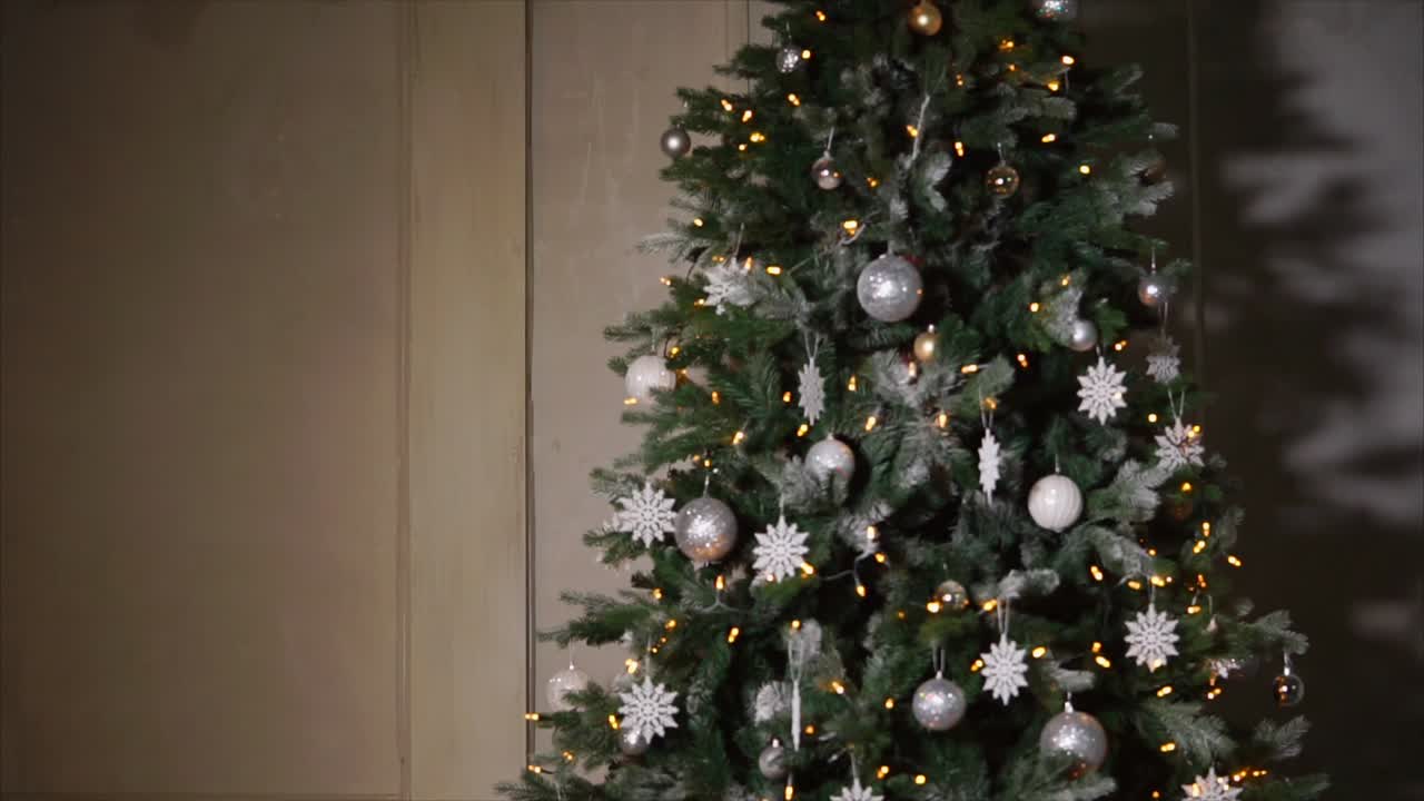 Elegant Silver and Gold Christmas Tree