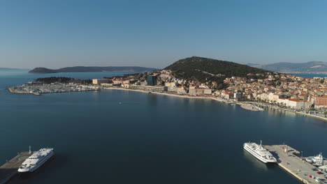 vista aérea sobre el histórico puerto de split, croacia con ferries