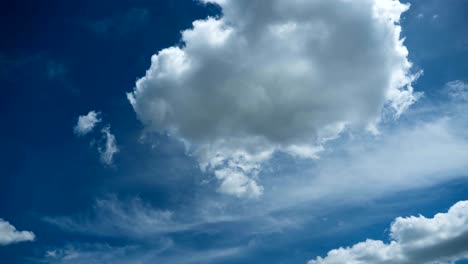 las nubes se mueven en el cielo azul.