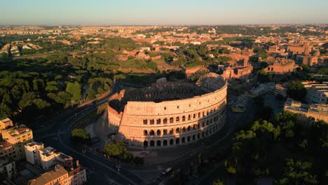 Römisches-Kolosseum-Bei-Sonnenaufgang-Im-Historischen-Stadtzentrum-Von-Rom