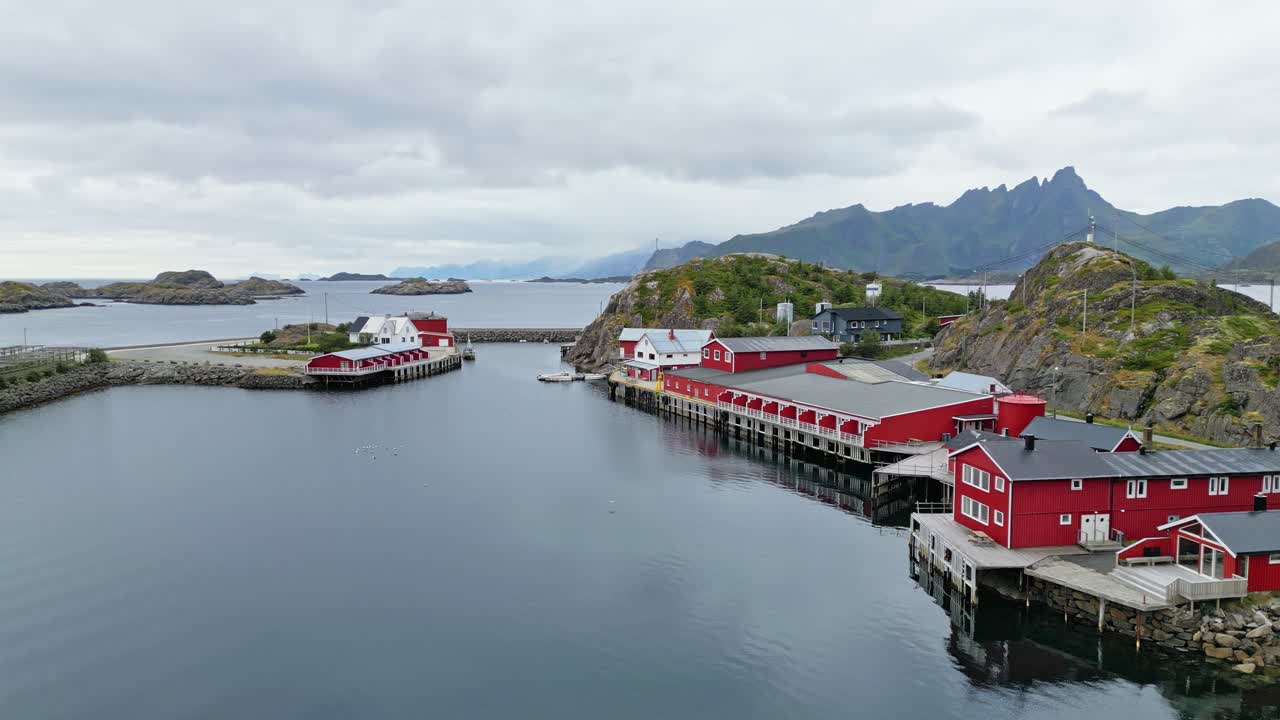 fábrica de pesca de las islas lofoten y cabañas rojas en mortsund, noruega - 4k aéreo