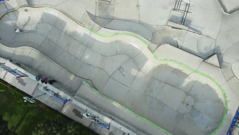 imágenes de arriba hacia abajo de un skatepark