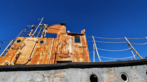 Hermoso-Contraste-Entre-El-Accidente-Del-Tren-Y-El-Cielo-Azul-Claro,-Locomotora-Oxidada-De-Letonia