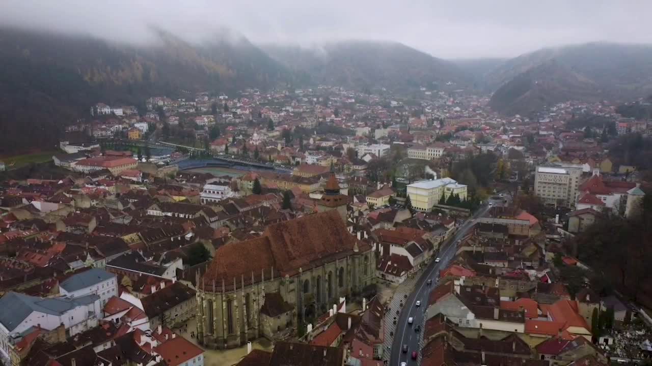 Vista aerea in dolly inverso da drone, con vista sulla Chiesa Nera di Brașov in una fredda giornata invernale - Romania