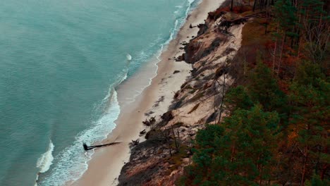 Sea-coast-with-strong-waves