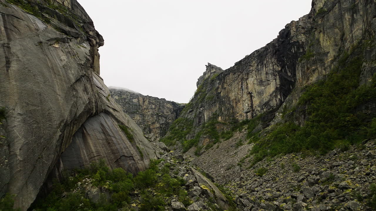 montañas rocosas erosionadas del cañón de hellmojuvet en el norte de noruega