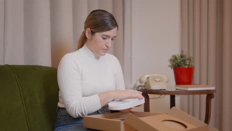 mujer desembalando un paquete en casa