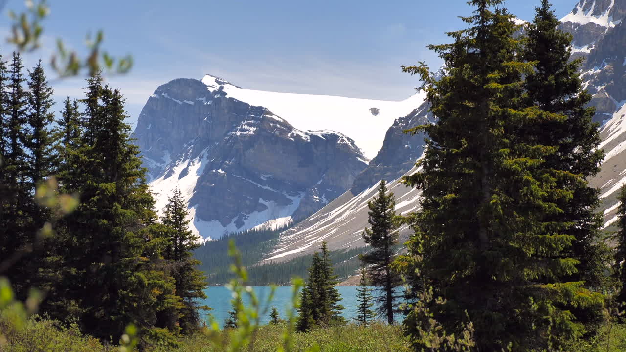 hermoso lago de agua clara verde azulado en la parte inferior de la montaña cubierta de nieve en banff, alberta, canadá