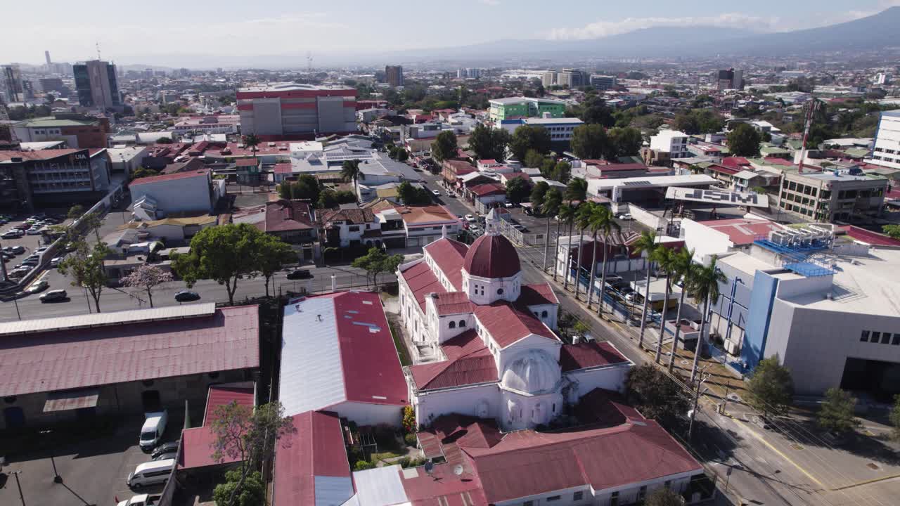 Ilmakuva Santa Teresitan kirkosta San Josén, Costa Rican kaupunkimaiseman keskellä.