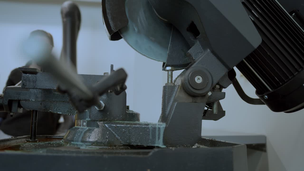 barra metallica per taglio a freddo sulla macchina con gocciolamento di olio verde - movimento lento