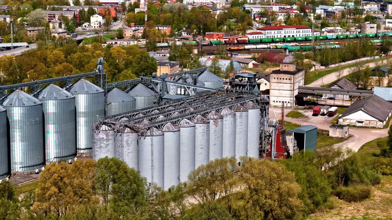 Industrielle Getreidesilos und eine Verarbeitungsanlage befinden sich in der Nähe einer Eisenbahnlinie und eines Wohngebiets