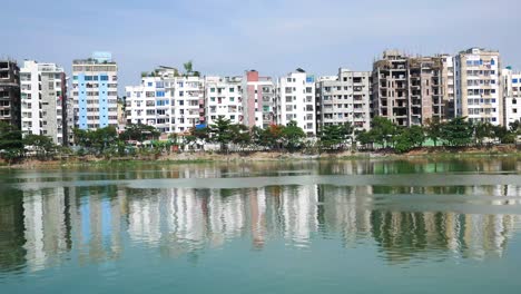 paisaje urbano con edificios de apartamentos y reflejo en el agua