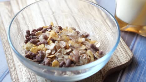 primer plano de un plato de muesli y leche para el desayuno
