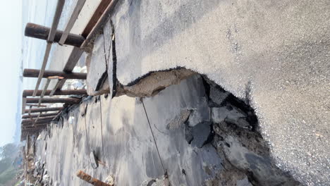 Carretera-Costera-Destruida-Después-De-Una-Fuerte-Tormenta-En-La-Playa-Estatal-De-Seacliff