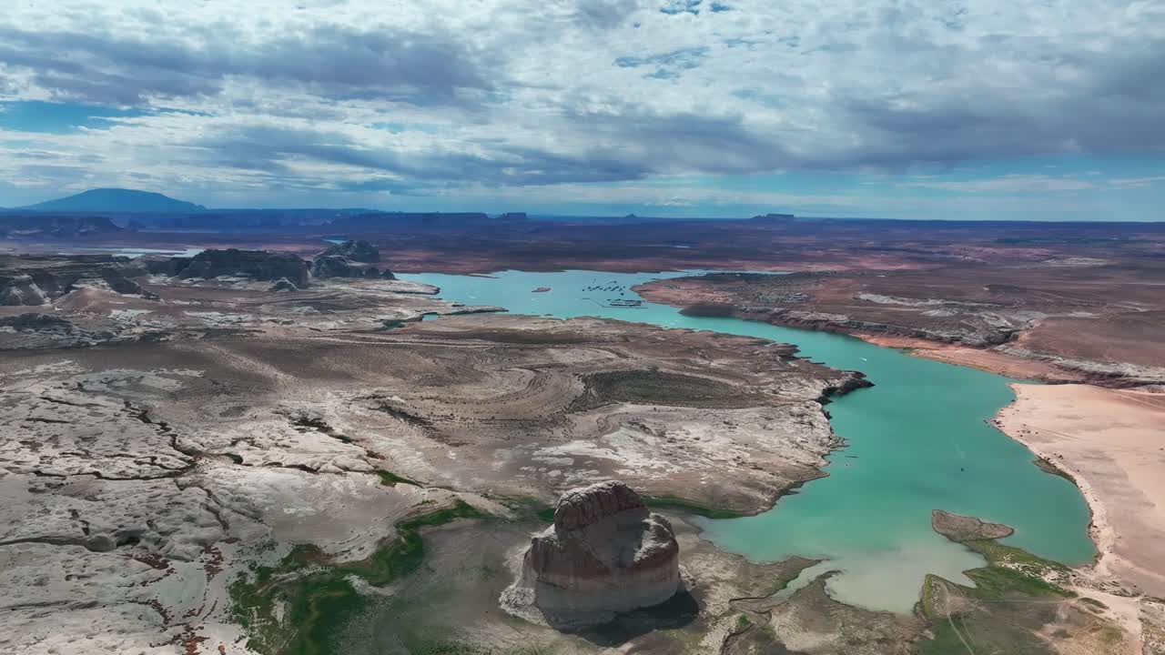 건기 동안 외로운 바위와 wahweap 베이