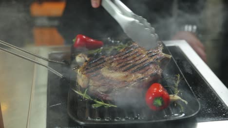 el chef está asando un filete de costillas.