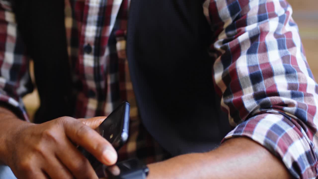 계단 4k 4k에 그의 스마트 워치를 사용하는 노인