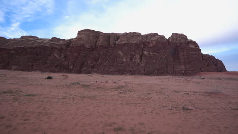 Un-Lapso-De-Tiempo-De-Nubes-Pasando-Por-Una-Colina-En-Un-Desierto-De-Wadi-Rum