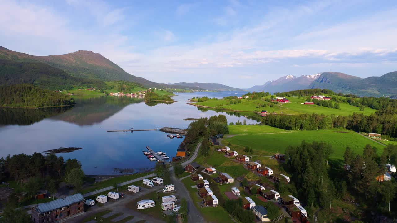 hermosa naturaleza de noruega vista aérea del campamento para relajarse.