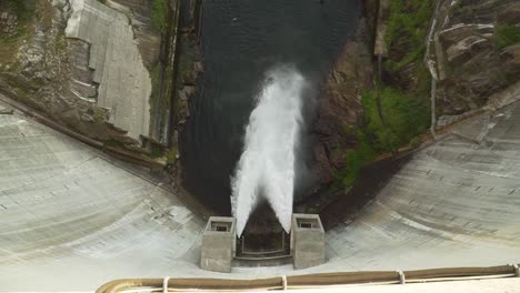 el agua se vierte a través de las compuertas de la represa en el norte de portugal