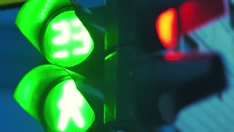 primer plano. dos semáforos se vuelven rojos y verdes. cuenta atrás de segundos. vida en la ciudad