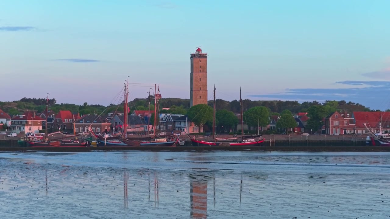 Reflexo do farol Brandaris em Terschelling durante o nascer do sol