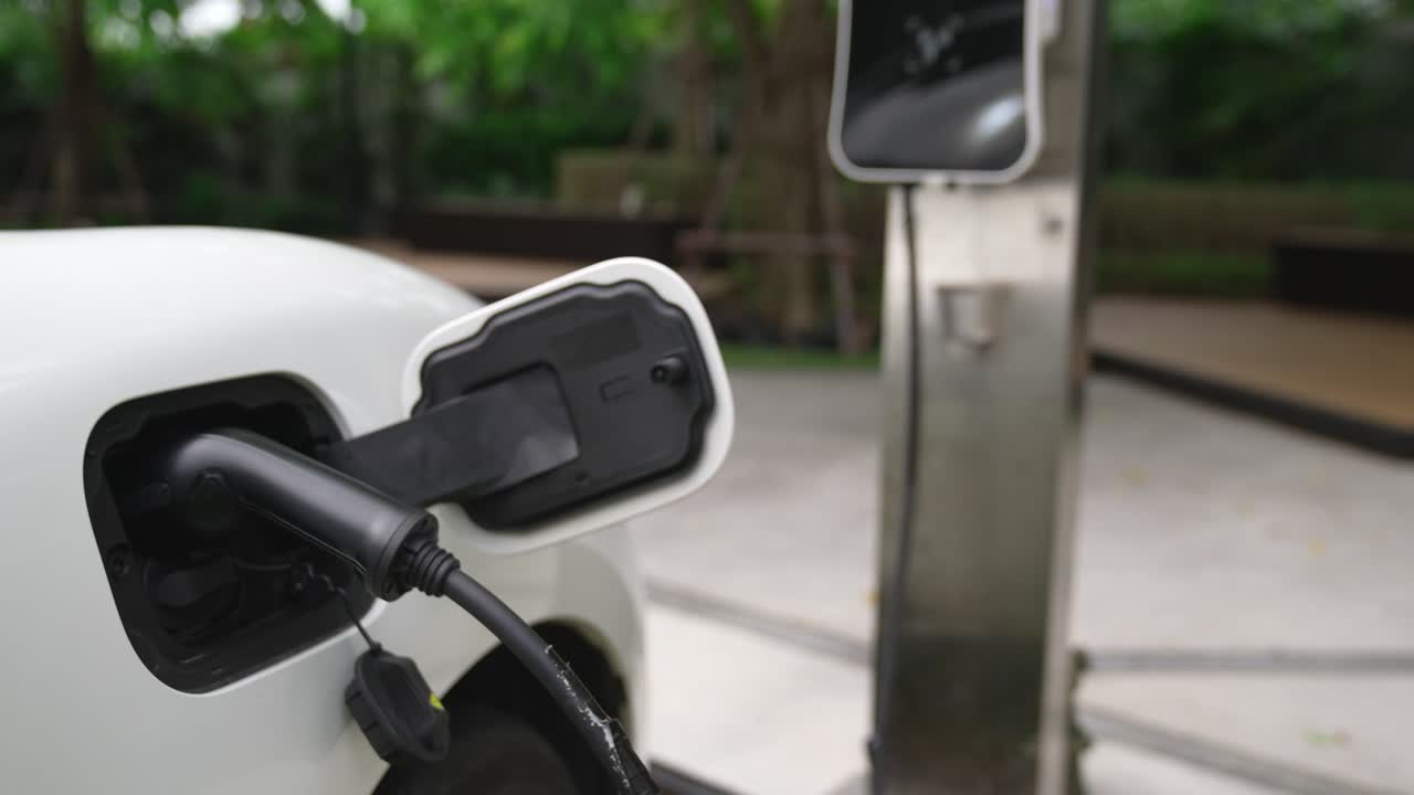 Şarj istasyonunda elektrikli araba park etme ve şarj etme konusunda ilerici konsept.