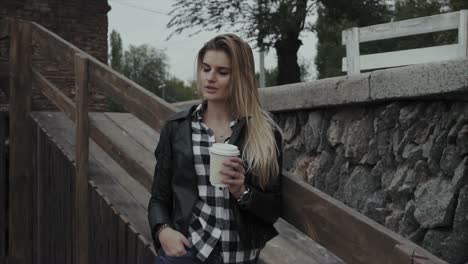 mujer con café en un parque