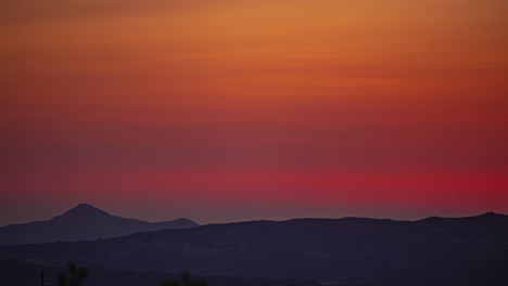 Der-Zeitraffer-Des-Bewölkten-Himmels-In-Der-Dämmerung-über-Hügeln-Zeigt-Einen-Wunderschönen-Rot-orangefarbenen-Himmel