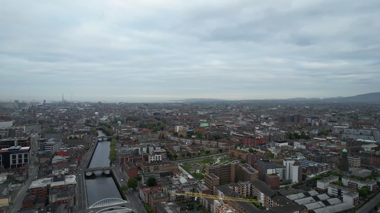 Luftpanorering af byen Dublin og Liffey-floden i Irland