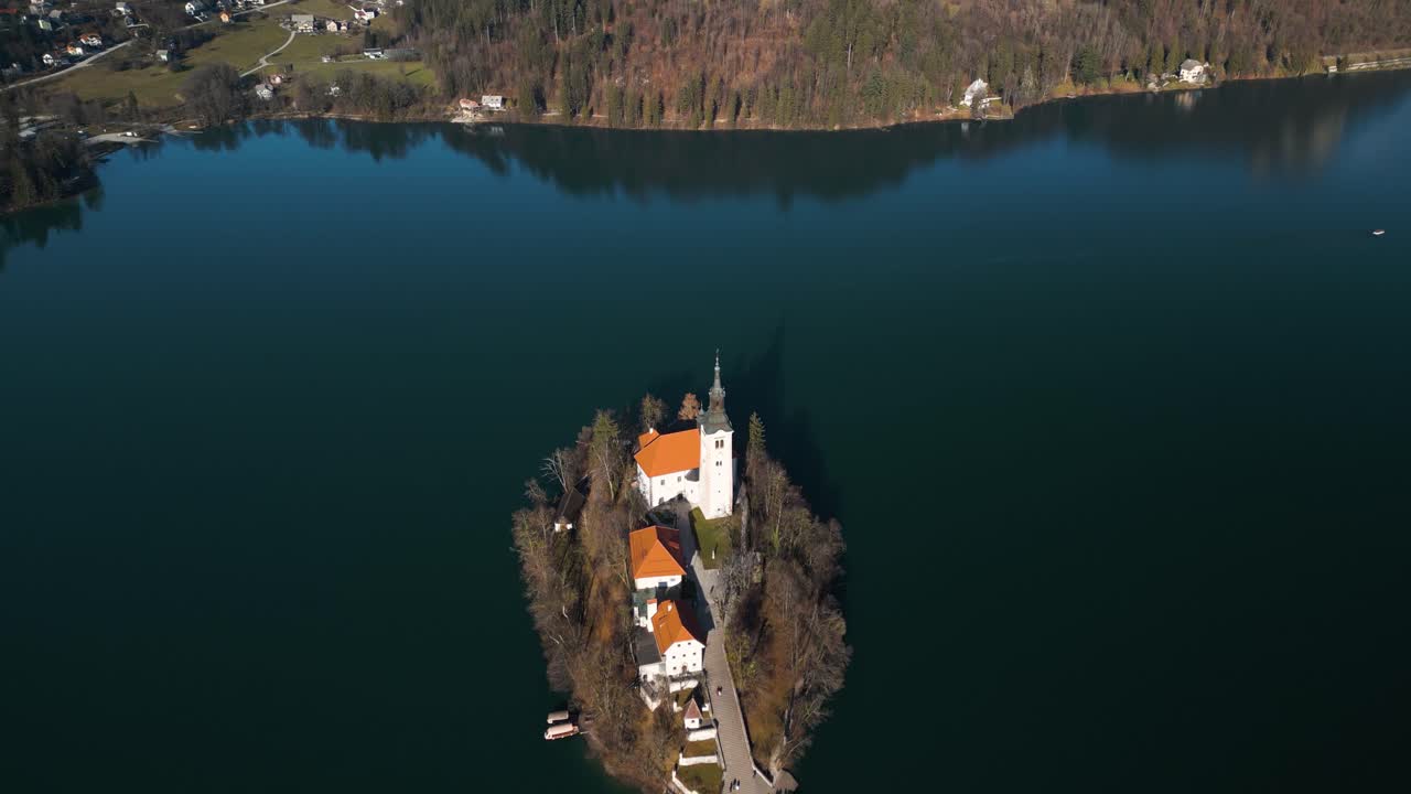 Cinematische introductie drone-opname boven het Meer van Bled, Slovenië.
