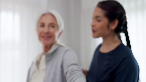 Mujer,-Enfermera-Y-Pesa-En-El-Cuidado-De-Ancianos