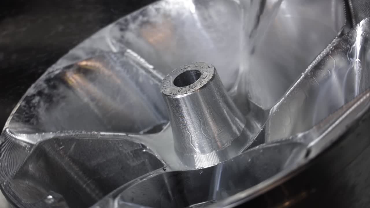 금속 가공 cnc lathe milling machine. 금속 절단 현대 가공 기술.