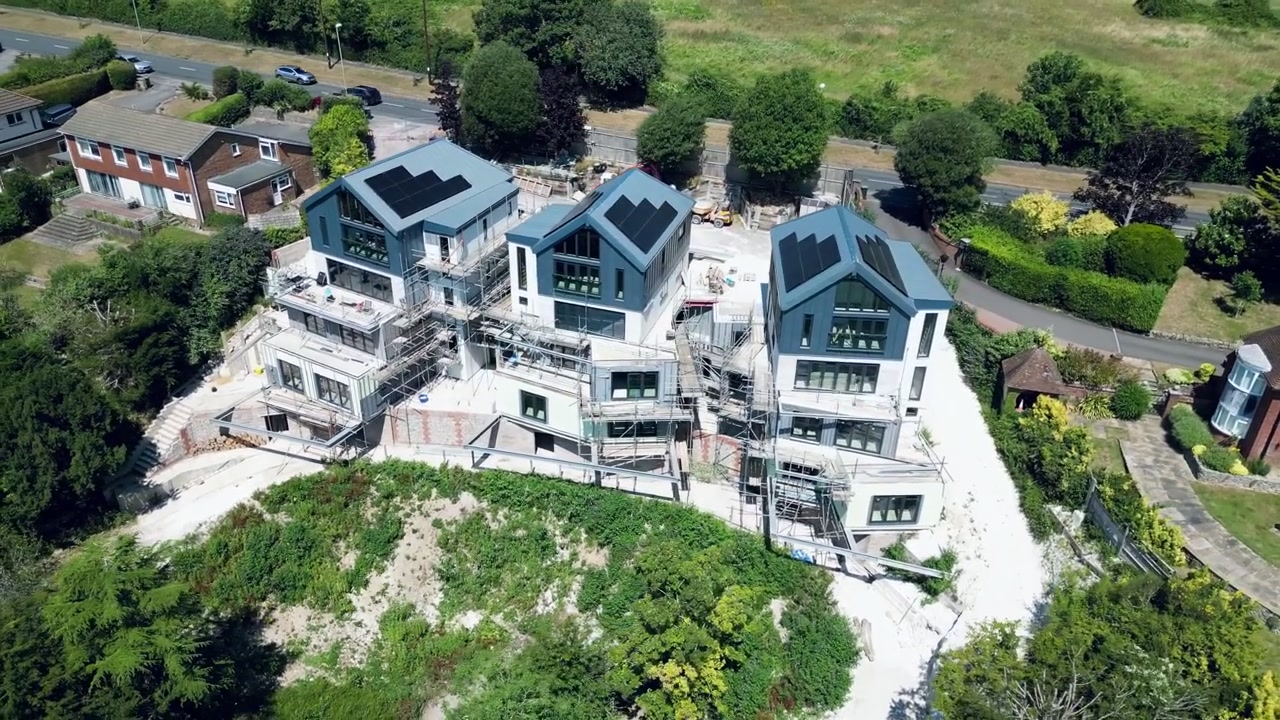 Dronebilde av moderne luksushus under bygging med moderne arkitektur, boligbygg, byggeplass og forstadslandskap nær Portsdown Hill Portsmouth