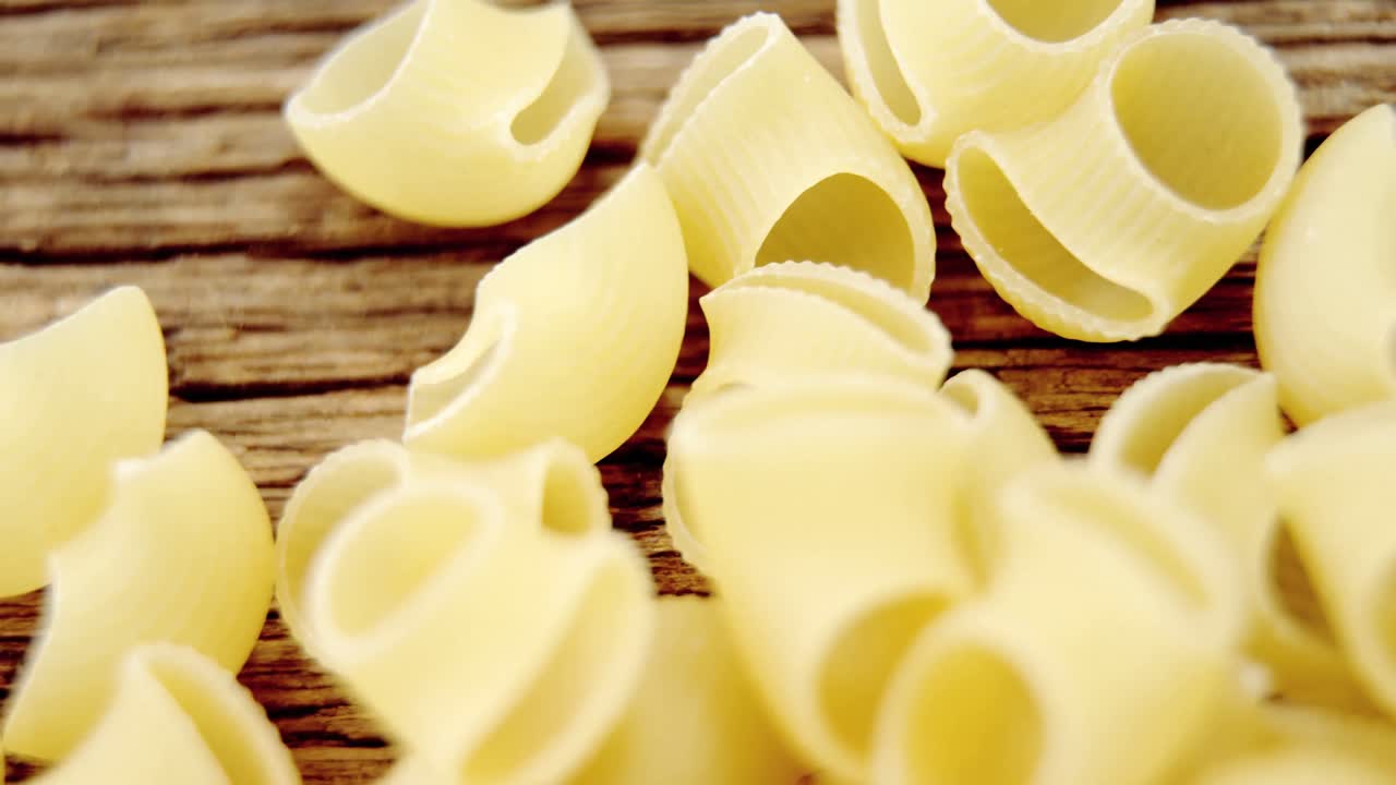 primer plano de la pasta de rigate de pipeta y lumaconi rigati