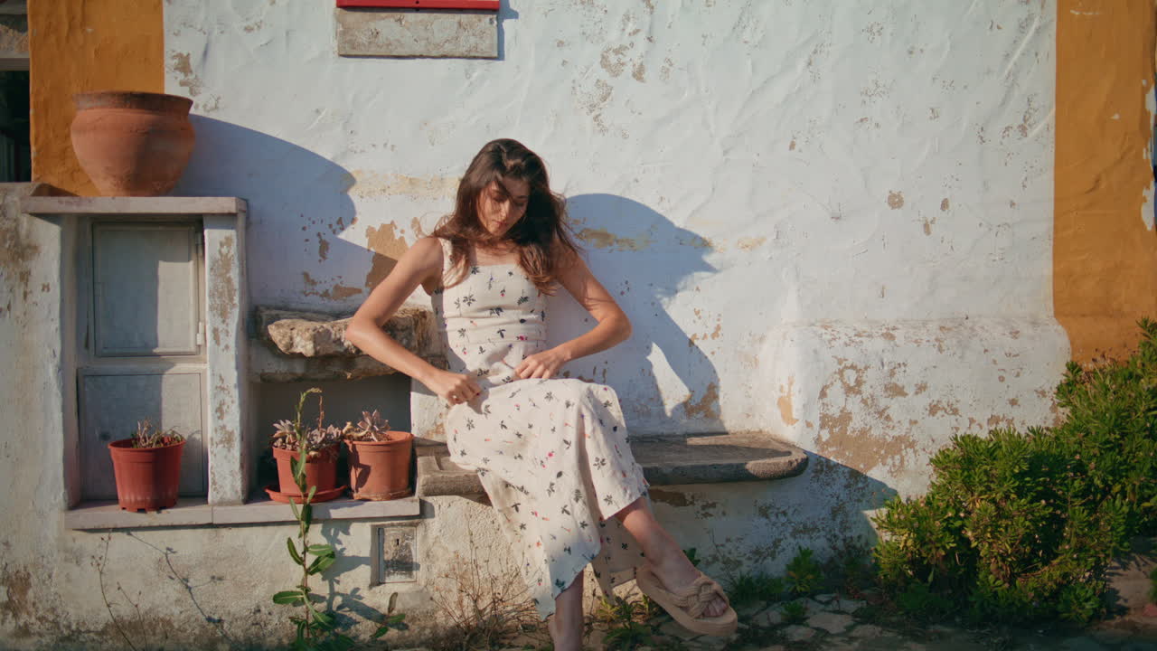 느한 소녀가 은 마을의 벤치에서 시에스타를 즐기고. 무관심한 여성 여가