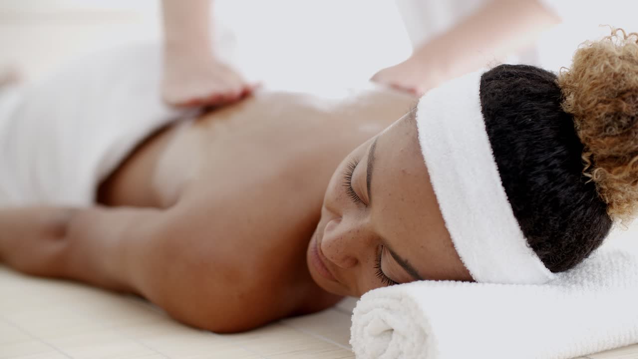 masaje en el cuerpo de la mujer