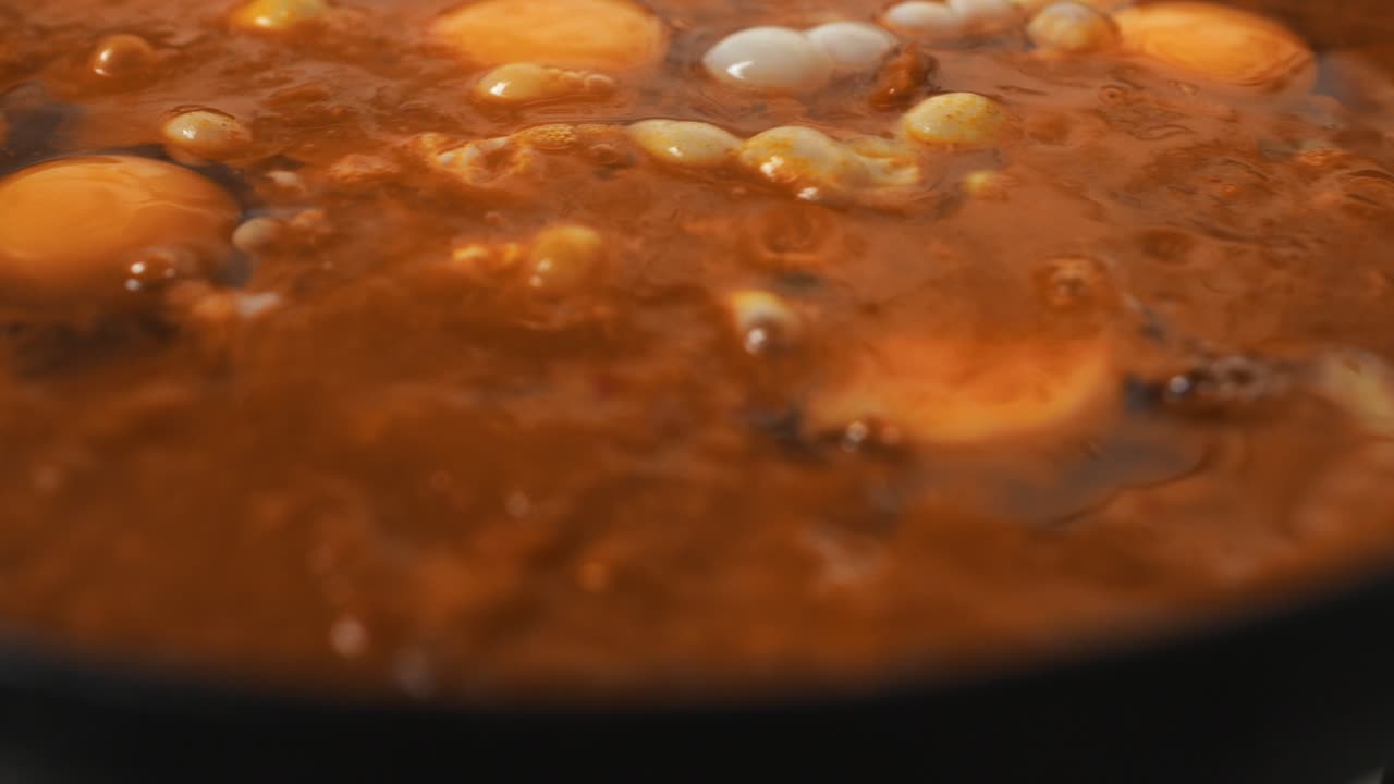 mezcla de verduras y yemas de huevo horneadas dentro de una sartén caliente